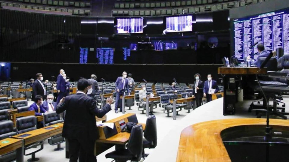 Câmara aprova Orçamento da União de 2022 com benefício a policiais