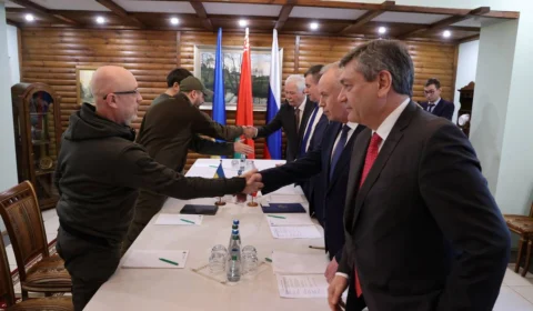 Rússia e Ucrânia fecham acordo para criação de corredor humanitário; 3ª etapa de negociação acontece na próxima semana