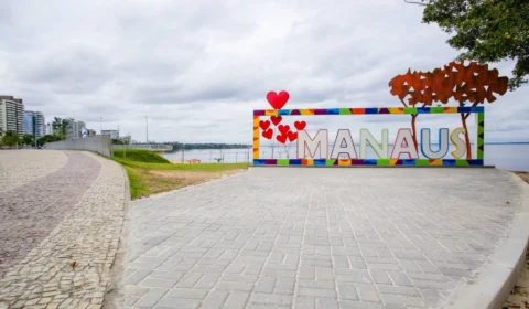 Letreiro turístico ganha piso acessível na Ponta Negra, em Manaus