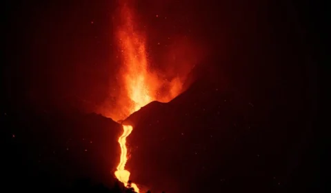 Vulcão Cumbre Vieja: cerca de 800 moradores são retirados da ilha após avanço de lava