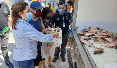 Uma tonelada de peixes é distribuída a 300 famílias do bairro Tarumã-Açu