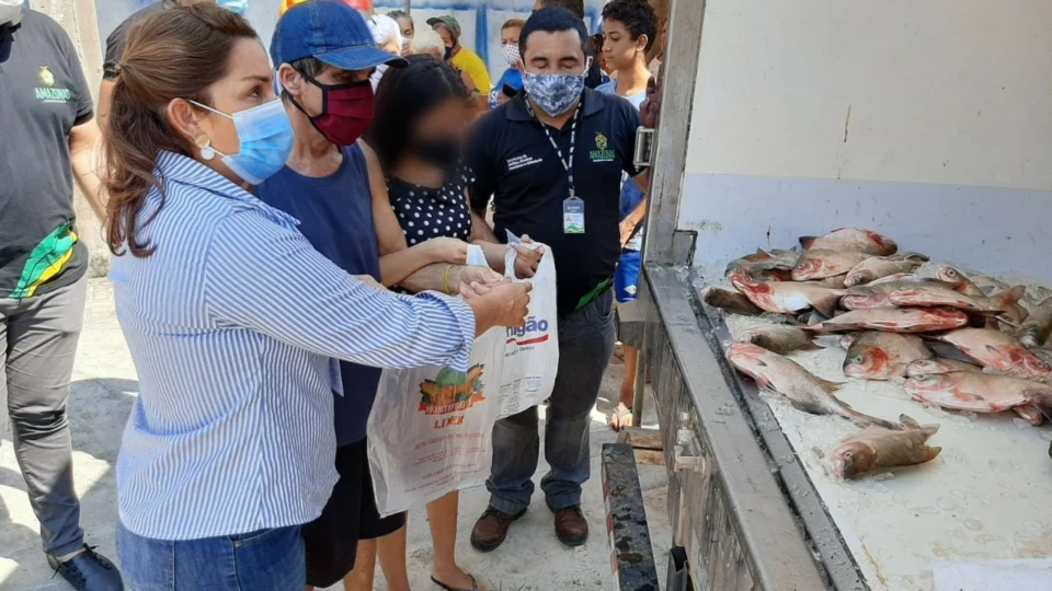 Uma tonelada de peixes é distribuída a 300 famílias do bairro Tarumã-Açu