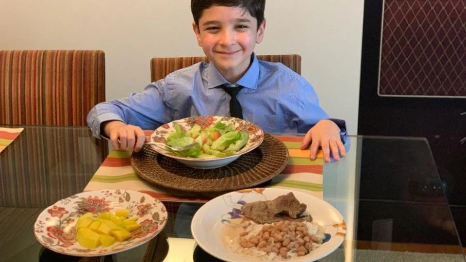 Criança brasileira de 8 anos é aceita no clube internacional de gênios