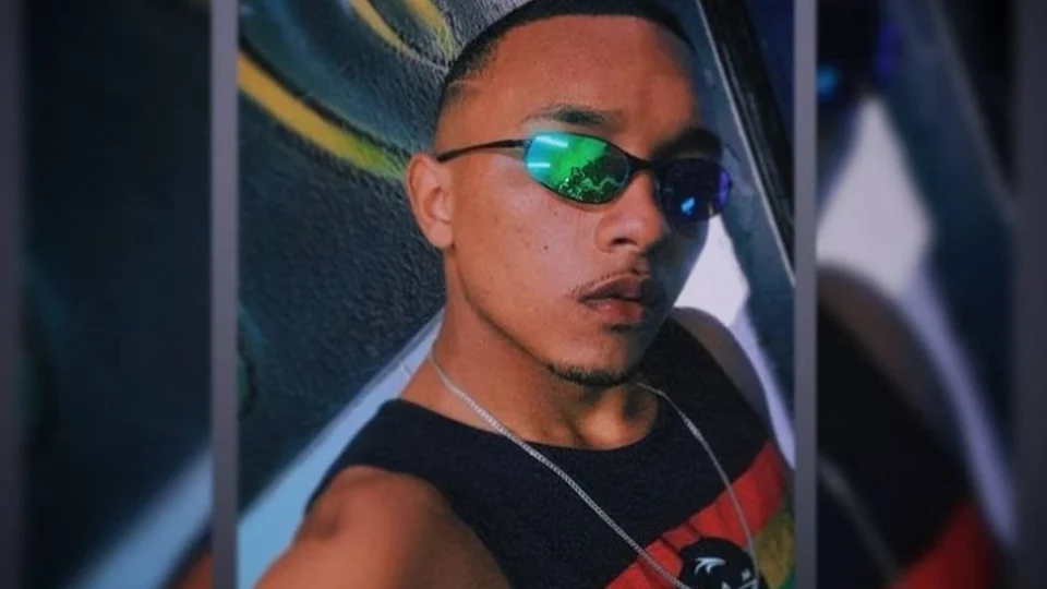 Funkeiro MC Black é encontrado morto em praia de Fortaleza, Ceará