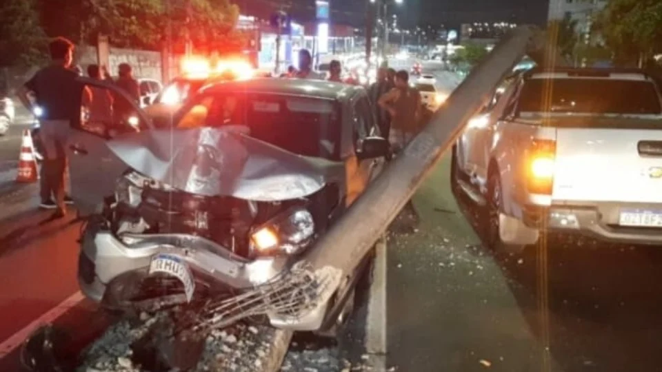 Mulher é presa após dirigir embriagada e bater em poste no Coroado