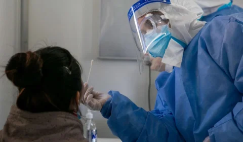 Mundo registra mais de 1,4 milhão de casos de Covid em 24h, diz Our World in Data