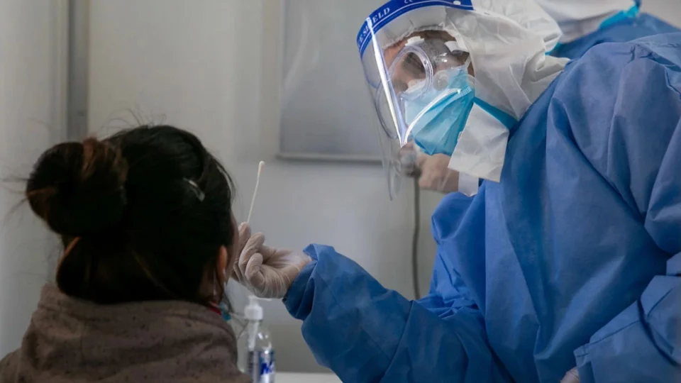 Mundo registra mais de 1,4 milhão de casos de Covid em 24h, diz Our World in Data