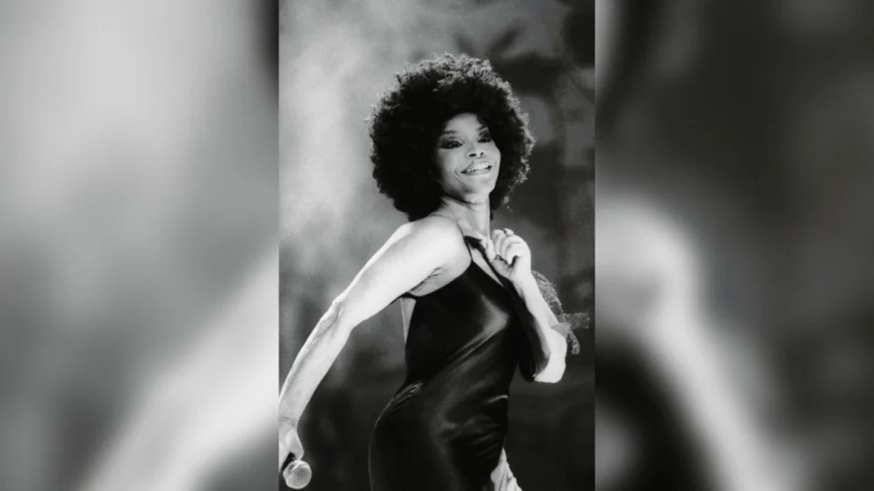 Luto na música: veja fotos da carreira de Elza Soares