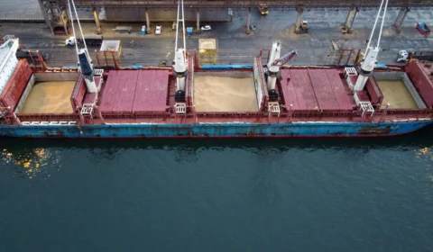 Embarcações são isoladas após tripulação testar positivo