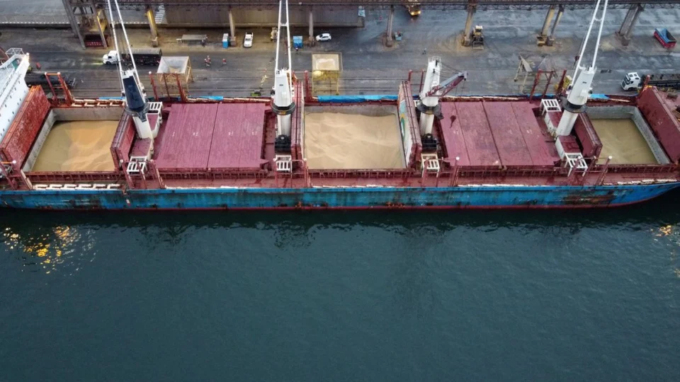 Embarcações são isoladas após tripulação testar positivo