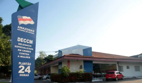 Homem é preso por crimes associados a violência doméstica, em Manaus