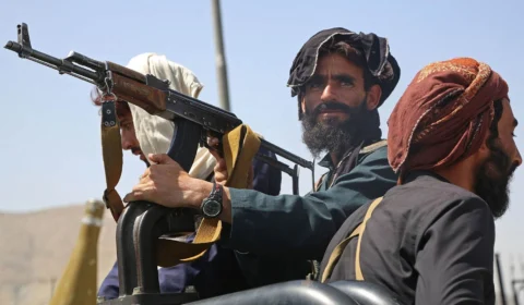 Talibã atira para o alto e prende manifestantes para conter protestos