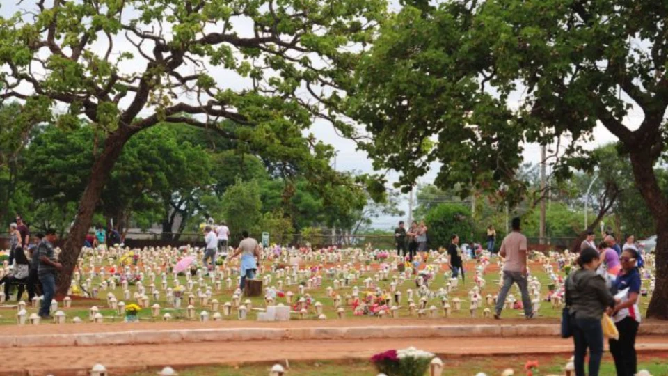 Cemitério particular é condenado a pagar R$ 10 mil por tênis roubado em túmulo