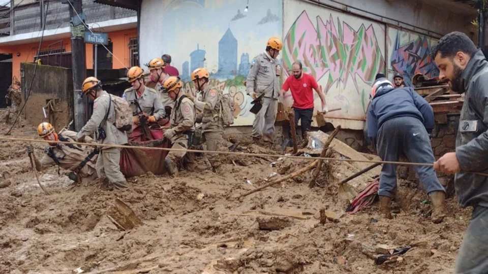 Tragédia em Petrópolis-RJ já registra 104 mortos; buscas por desaparecidos são retomadas