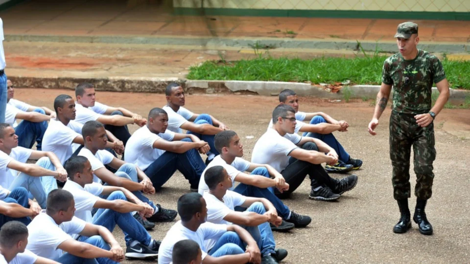 Jovens brasileiros devem realizar o alistamento militar até dia 30 de junho