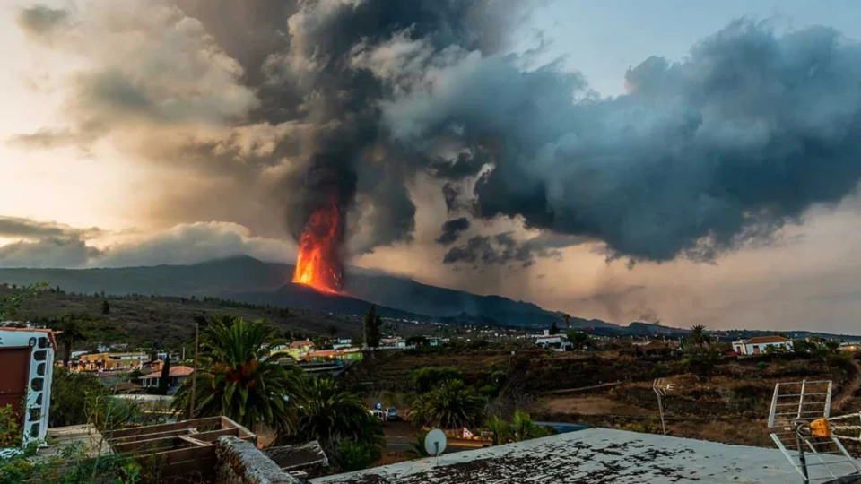 ‘Erupção de vulcão em ilha La Palma não está próximo de terminar’, diz presidente das Ilhas Canárias