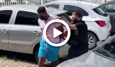 VÍDEO: após separação, homem é preso por lançar uma faca na testa de ex-companheira, em Manaus