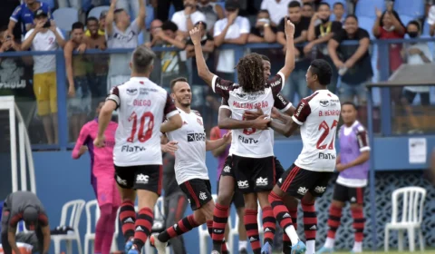 Flamengo bate Madureira por 2 a 1 e assume ponta da tabela do estadual