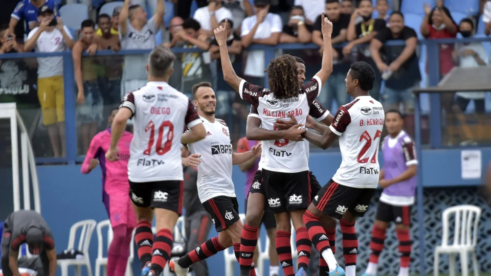 Flamengo bate Madureira por 2 a 1 e assume ponta da tabela do estadual
