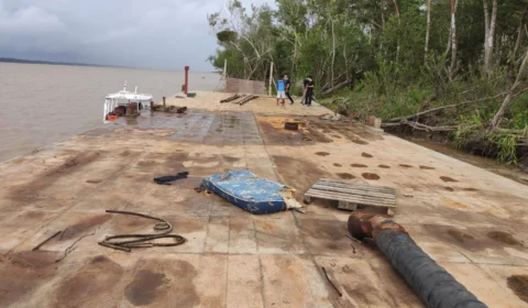 Balsa com 40 mil litros de combustível é abandonada por piratas do rio em Itacoatiara- AM