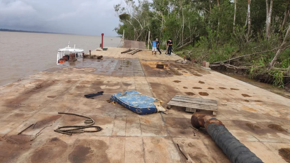 Balsa com 40 mil litros de combustível é abandonada por piratas do rio em Itacoatiara- AM