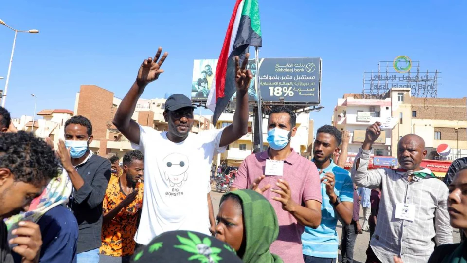 Cerca de 15 manifestantes são mortos a tiros e dezenas ficam feridos em protestos no Sudão