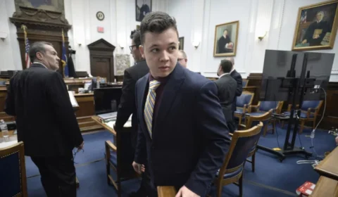 Jovem que matou dois manifestantes antirracistas nos EUA é absolvido