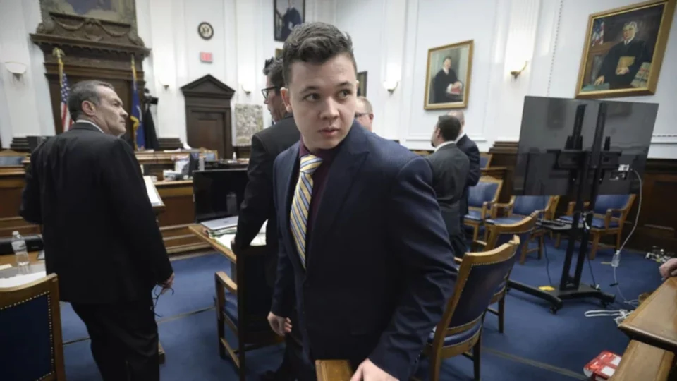 Jovem que matou dois manifestantes antirracistas nos EUA é absolvido