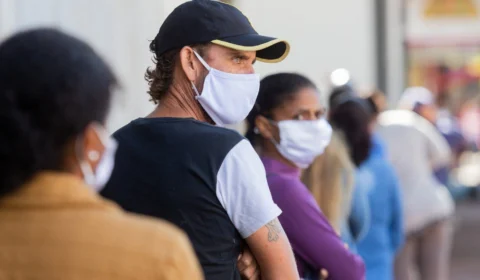 Pelo menos oito estados brasileiros anunciam a volta de restrições contra Covid-19