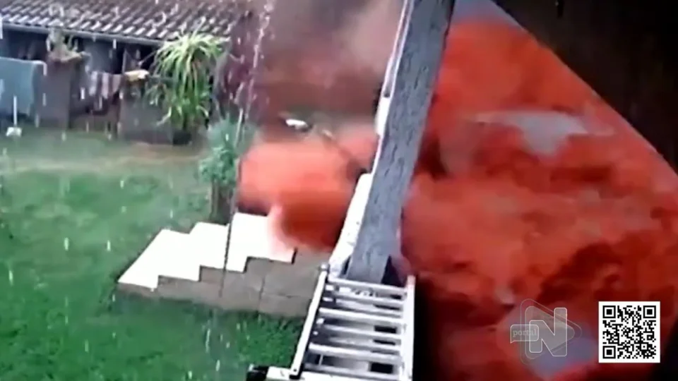 VÍDEO: Enxurrada invade casa em Goiânia; morador escapa por pouco