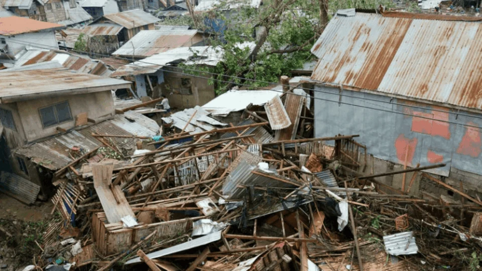 Número de mortos causados pelo tufão Rai nas Filipinas pode subir para 31