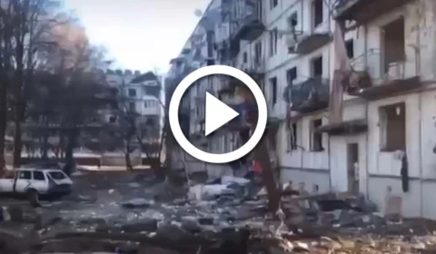 Vídeo mostra supostos prédios de apartamentos de civis destruídos após ataque da Rússia à Ucrânia