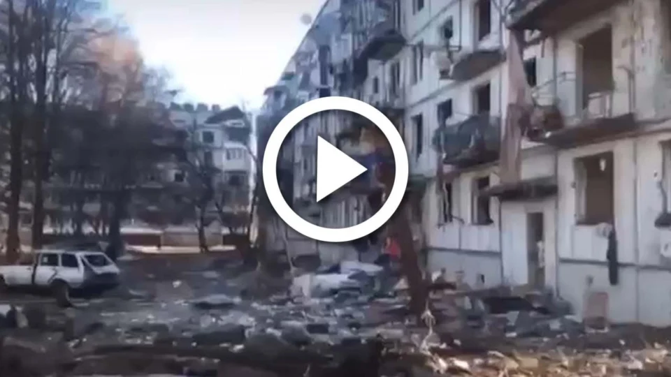 Vídeo mostra supostos prédios de apartamentos de civis destruídos após ataque da Rússia à Ucrânia