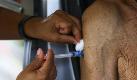 Mortes de idosos com esquema vacinal completo aumentam no Rio de Janeiro, diz SES-RJ