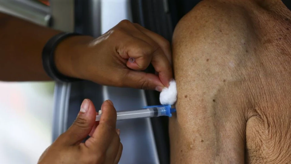 Mortes de idosos com esquema vacinal completo aumentam no Rio de Janeiro, diz SES-RJ