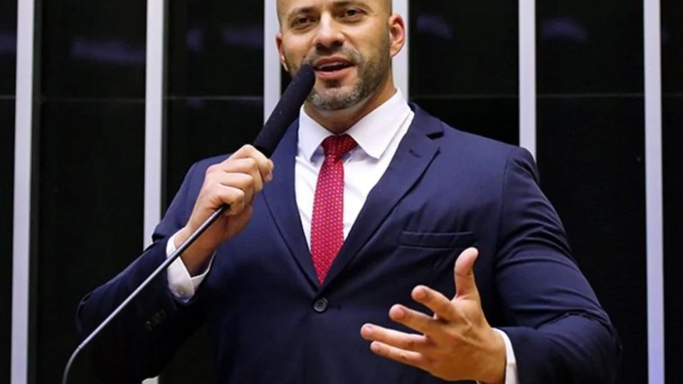 Em liberdade, deputado Daniel Silveira está proibido de frequentar toda e qualquer rede social