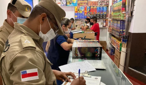 Lojas de fogos de artifício são autuadas e fechadas após foguetório em Manaus