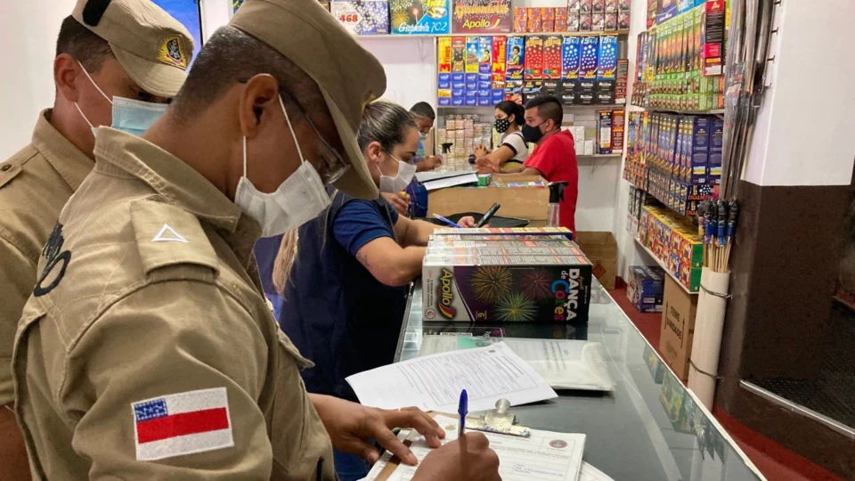 Lojas de fogos de artifício são autuadas e fechadas após foguetório em Manaus