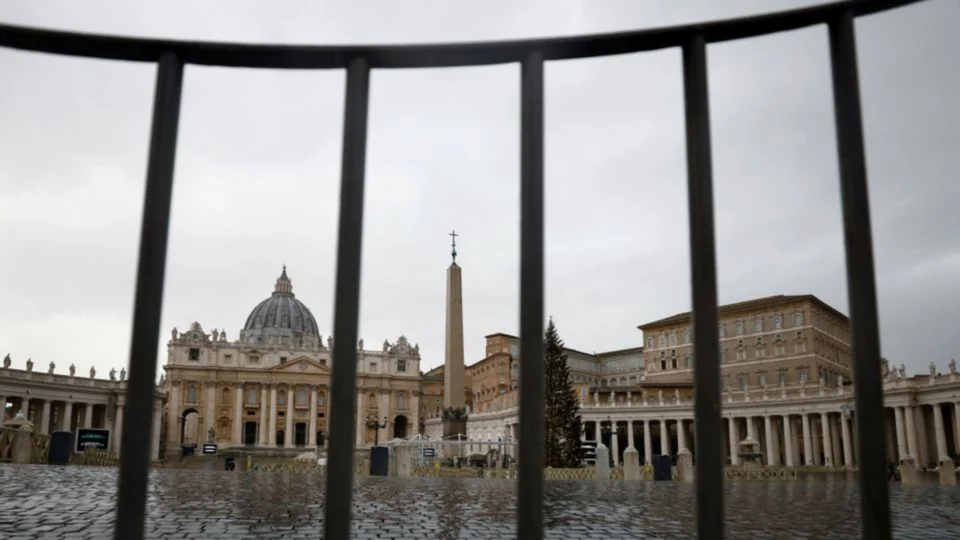 Ex-arcebispo polonês é banido de cerimônias por negligência sobre abuso sexual