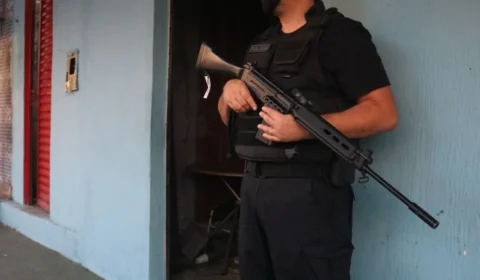 Fuzil e uma submetralhadora são apreendidos durante a operação ‘Cidade mais Segura’ da SSP-AM