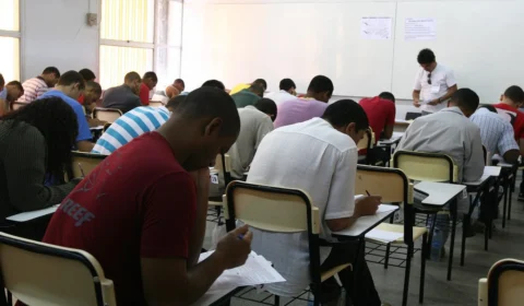 Editais com mais de 2,5 mil vagas em concursos públicos saem em outubro, no AM