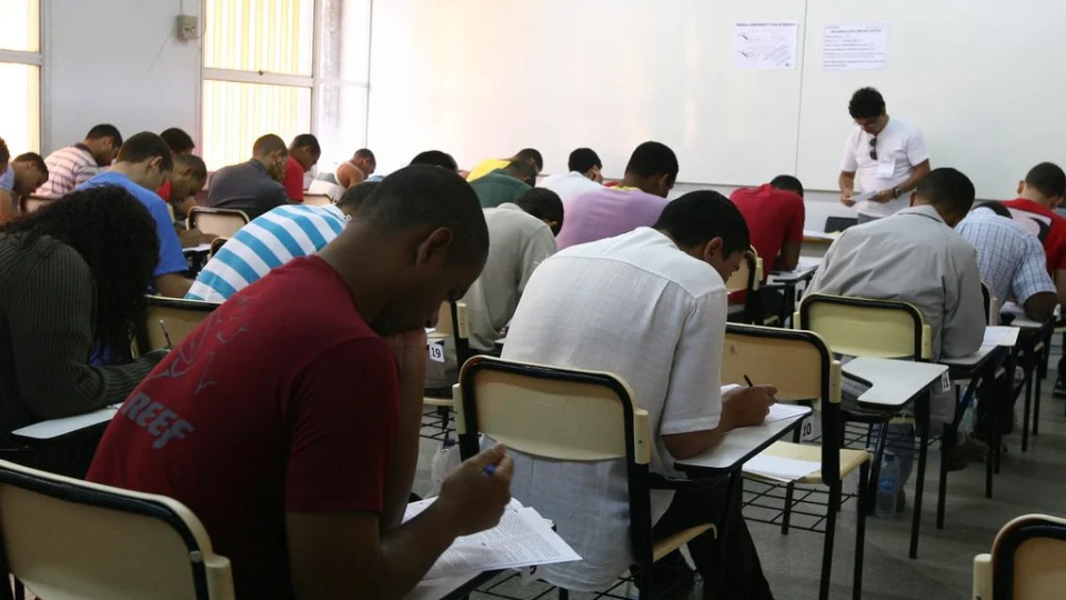 Editais com mais de 2,5 mil vagas em concursos públicos saem em outubro, no AM