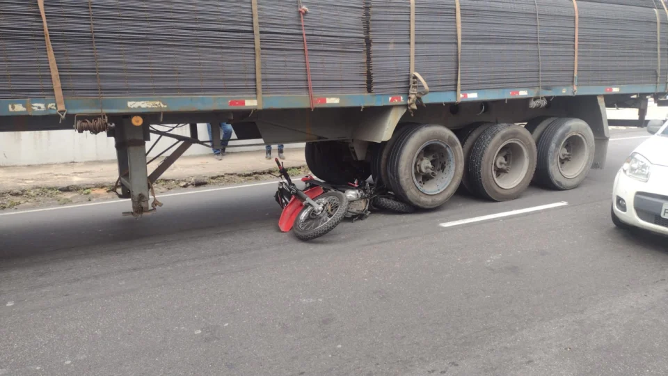 Mulher tem perna dilacerada em acidente de moto na avenida Rodrigo Otávio, em Manaus