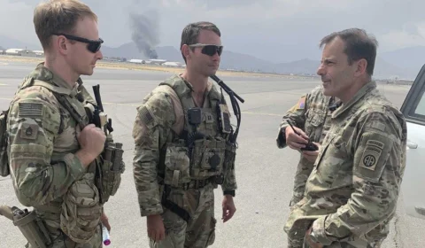 Antes de deixar Afeganistão, exército americano destrói aviões e blindados