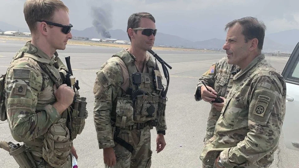 Antes de deixar Afeganistão, exército americano destrói aviões e blindados