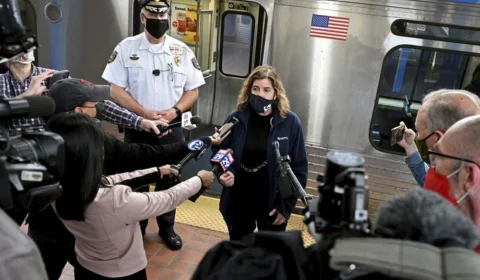 Mulher é estuprada em trem, passageiros filmam e polícia não é acionada nos EUA