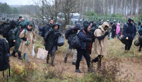 CONFLITO: imigrantes tentam romper barreira ao forçar caminho na fronteira entre Polônia e Belarus