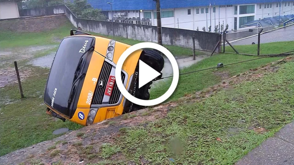 VÍDEO: acidente é registrado com amarelinho no Distrito Industrial em Manaus