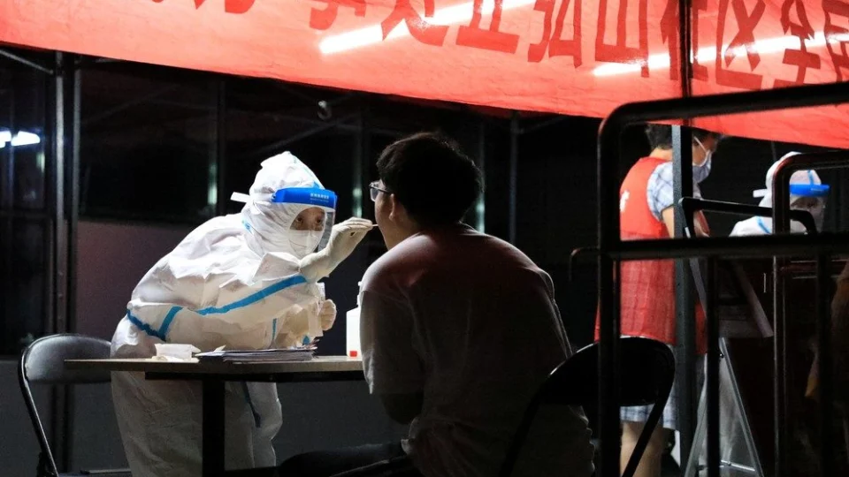 China volta ao confinamento por causa de surto de variante Delta