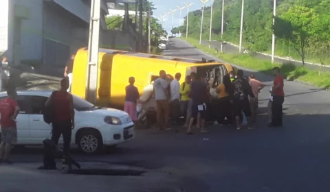 Micro-ônibus desgovernado bate em árvores e capota em avenida em Manaus